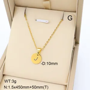 Collier pendentif lettre J initiale en acier inoxydable doré dans un élégant coffret cadeau.