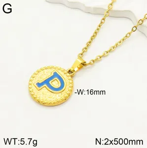 Collier pendentif lettre P en acier inoxydable minimaliste avec accent en émail bleu.
