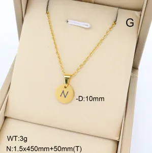 Gros plan du collier pendentif lettre N en acier inoxydable doré avec sa texture raffinée.