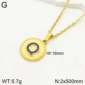 Détail de collier pendentif pièce en acier inoxydable doré avec émail bleu lettre Q design.