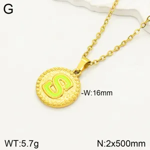 Vue détaillée du collier pendentif lettre en acier inoxydable, chaîne dorée initiale néon.