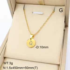 Collier pendentif lettre Q en acier inoxydable doré, vue détaillée de bijoux minimalistes.