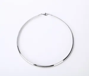 Collier ras de cou plat en acier inoxydable vue de détail avec un design élégant.