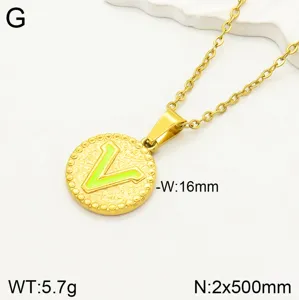 Collier pendentif lettre V en acier inoxydable avec émail vert néon et finition dorée.