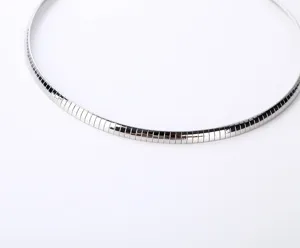 Vue détail de collier chaîne serpent plate en acier inoxydable, accessoire tour de cou.