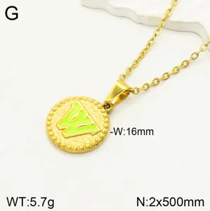 Détail en gros plan du collier pendentif lettre en acier inoxydable avec un design émaillé vert.
