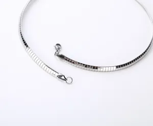 Vue détaillée du fermoir et du maillon de collier chaîne serpent plate en acier inox.