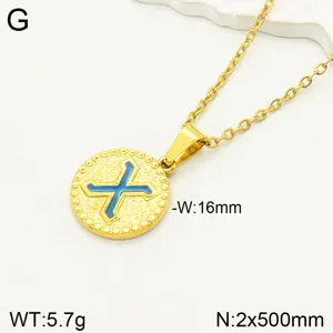 Gros plan sur le pendentif collier en acier inoxydable doré avec détail croix émaillée.