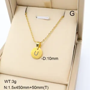 Gros plan détaillé du pendentif minimaliste en acier inoxydable doré lettre U dans son écrin.