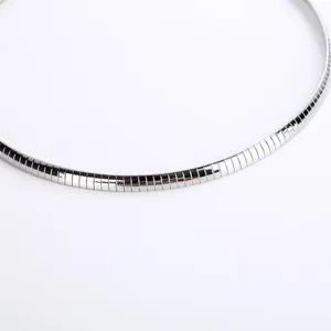 Collier ras du cou plat en chaîne serpent en acier inoxydable pour femmes bijou tendance
