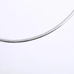 Collier ras du cou chaîne serpent plate en acier inoxydable pour femmes, élégant beau bijou argenté.