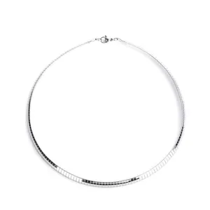 Collier ras du cou chaîne serpent plate en acier inoxydable pour femme, bijou argenté élégant.