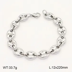 Detail bracelet chaine grains de cafe en acier, vue rapprochee maillons metal polis.