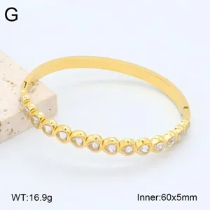 Bracelet jonc cœur en acier inoxydable, détail de bijoux en acier titané doré élégant.