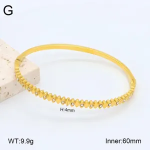 Gros plan du bracelet en acier inoxydable doré avec clous, hauteur 4 mm et diamètre 60 mm.