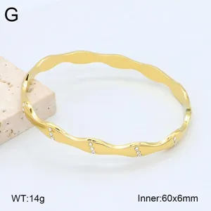 Vue détaillée du bracelet jonc ondulé en acier inoxydable avec strass de haute qualité.