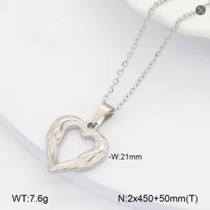 Vue détaillée d'un élégant collier pendentif cœur texturé en acier titane argenté avec fine chaîne.
