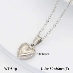 Détail de collier pendentif cœur en acier inoxydable, chaîne clavicule chic avec relief.