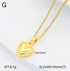 Gros plan détaillé du collier pendentif cœur embossé plaqué or montrant des textures délicates.