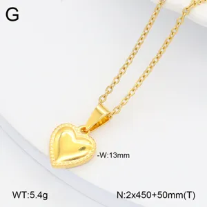 Vue détaillée d'un pendentif cœur en acier titane doré avec un beau design gaufré.