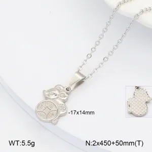 Vue detaillee du collier pendentif rat du zodiaque argente avec un design en relief fin.