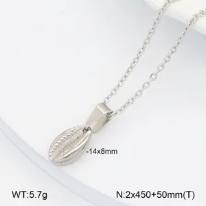 Vue détaillée du collier pendentif coquillage cauri en acier inoxydable fabrication exquise.