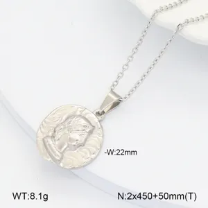 Gros plan détaillé d'un collier pendentif pièce en acier inoxydable au design relief vintage.