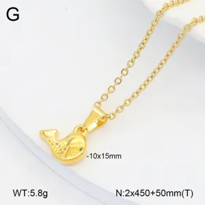 Collier pendentif poisson plaqué or en acier titane chaîne tendance vue de détail