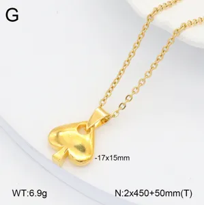Vue détaillée du collier pendentif pique en acier titane doré, finition exquise chaîne fine.