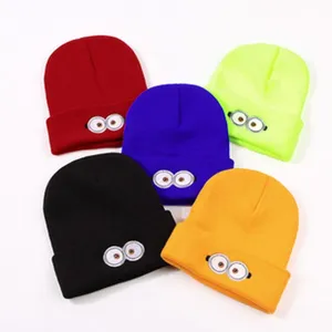 Detalle gorro punto, parche ojos bordados bonitos, tocado abrigado invierno colorido.