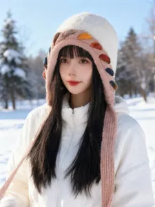 Joli bonnet d'hiver en peluche japonaise avec décorations colorées, bonnet chaud et duveteux.
