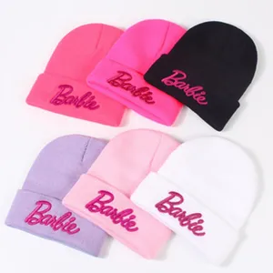 Vista detallada de gorros de punto de colores con diseño de vuelta bordada de Barbie.