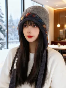 Vue détaillée du bonnet d'hiver en tricot polaire avec glands tressés colorés et doux.