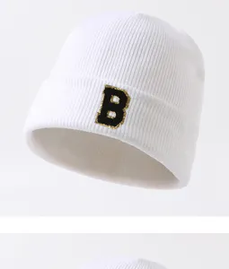 Weiße Strickmütze Beanie mit stilvollem Buchstaben B Stickerei Detail für Outdoor Winter Streetwear.