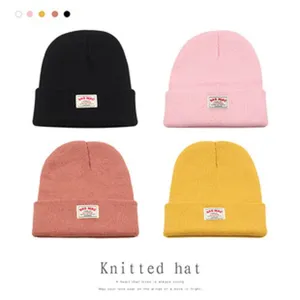 Gorro de punto clásico con vuelta y parche tejido, gorro térmico de invierno en varios colores.