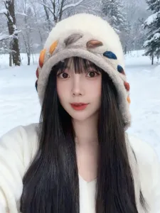 Gros plan bonnet chaud d'hiver en peluche, design coloré douillet pour voyage sous la neige.
