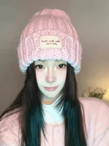 Roze grof gebreide muts voor vrouwen, gezellige warme wintermuts met een mooi label.