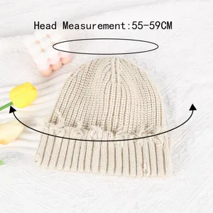 Schicke beige Strickmütze Detailansicht zeigt 55-59cm Kopfumfang und Fransenrand.