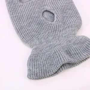 Nahansicht der einfarbigen, gestrickten Drei-Loch-Sturmhaube fur Damen und Herren im Winter.