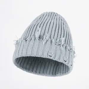Nahaufnahme der grauen, distressed Strickmütze mit einer einzigartigen Grunge-Textur.