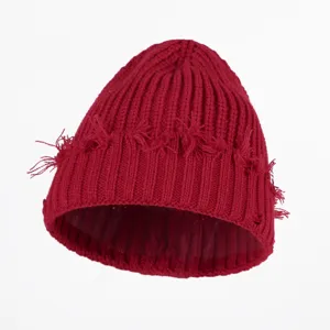 Rote Strickmütze Detail zeigt einzigartige Fransen-Design Textur, gemütliche Wintermütze.