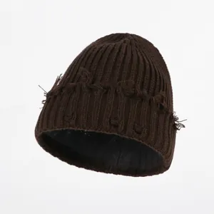 Dunkelbraune Strickmütze Detailansicht, zeigt die einzigartige Fransenstruktur und warme Wolle.