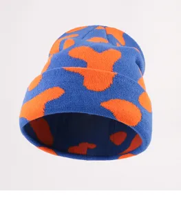 Bonnet en tricot motif vache bleu orange vue de détail gros plan hiver chaud mode