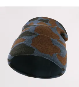 Vue détaillée du bonnet en tricot d'automne et d'hiver avec motif jacquard abstrait.