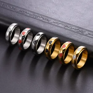Nahaufnahme von Spinner-Ringen aus Titanstahl mit bunten Herzmustern-Details