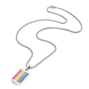 Detalle del collar de placa militar de acero titanio con esmalte de rayas arcoíris