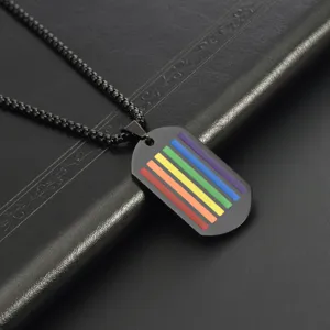 Primer plano detallado de collar militar negro con rayas arcoiris en acero de titanio