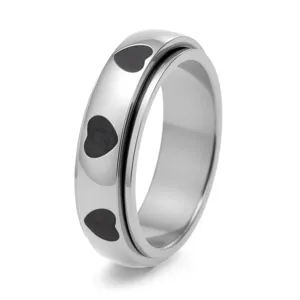 Detailansicht eines minimalistischen Spinner-Rings aus Titanstahl mit Herzgravuren