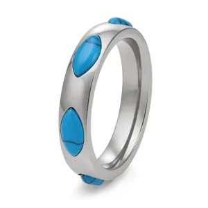 Dettaglio di un anello in acciaio al titanio con pietre blu con taglio marquise.