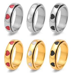 Sechs elegante drehbare Ringe mit Herzmuster in Gold und Silber mit bunten Details.
